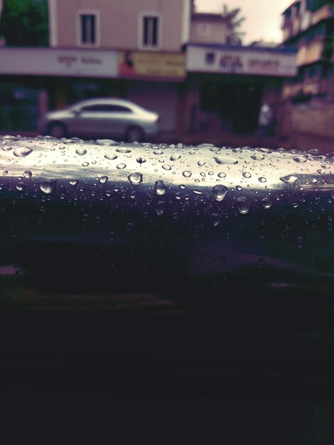 Foto primer plano de la ventana de un coche mojado durante la temporada de lluvias