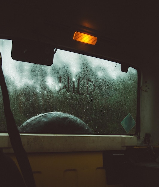 Primer plano de la ventana del coche