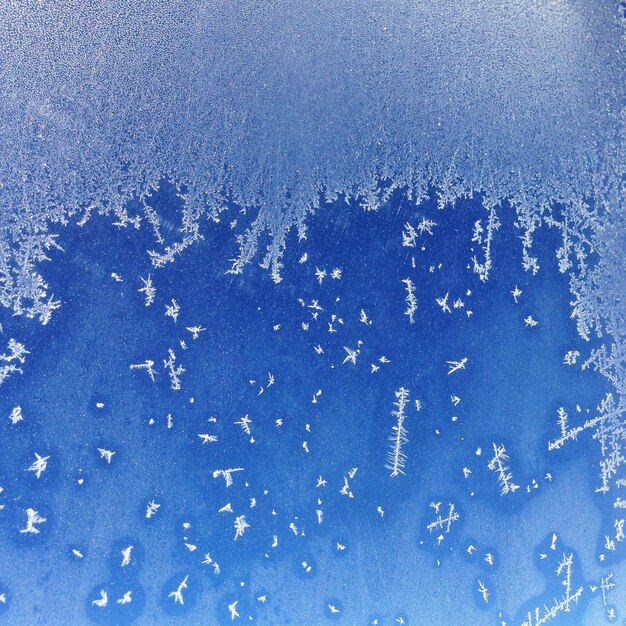 Foto primer plano de una ventana cubierta de copos de nieve