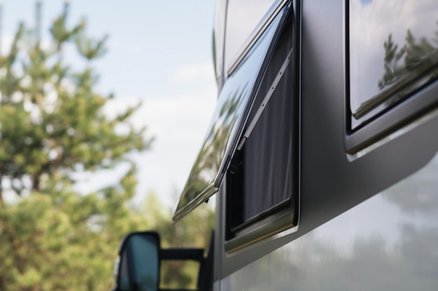 Primer plano de una ventana en un descanso de autocaravanas en una furgoneta