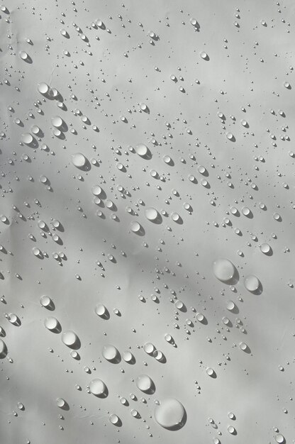 un primer plano de una ventana con gotas de agua en ella