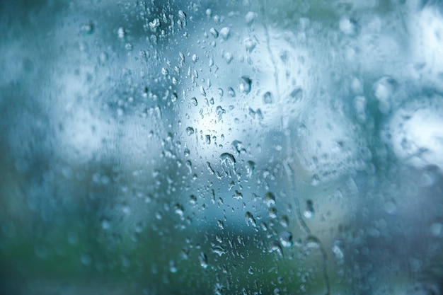 Un primer plano de una ventana con gotas de lluvia sobre ella