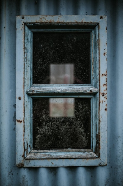 Primer plano de una ventana oxidada