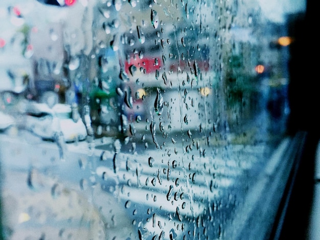 Foto primer plano de una ventana de vidrio húmeda del vehículo