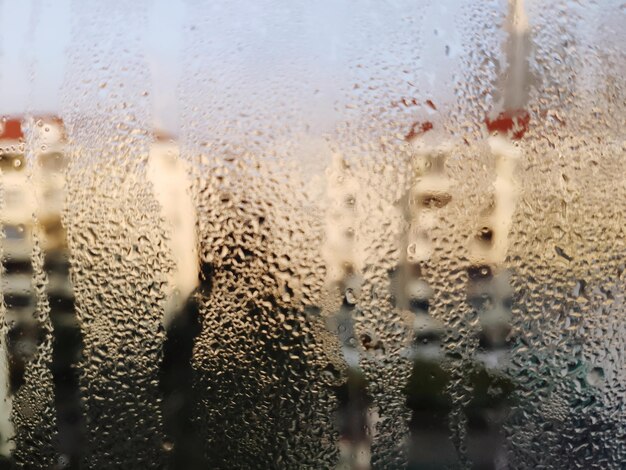 Foto primer plano de una ventana de vidrio húmedo