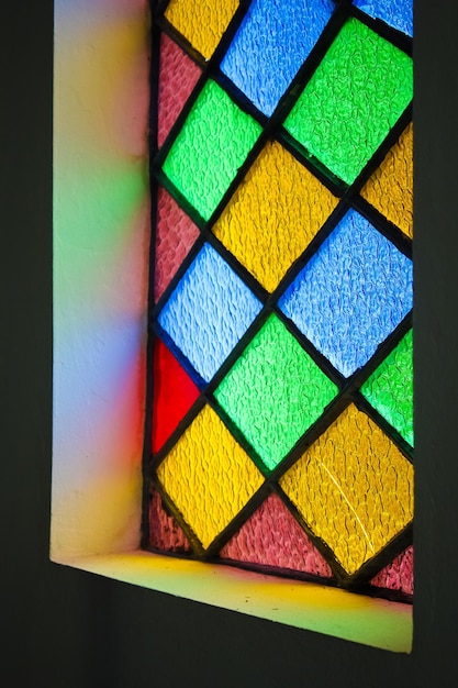 Primer plano de una ventana de vitrales
