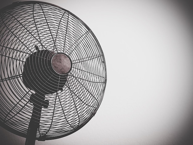 Primer plano del ventilador eléctrico contra la pared