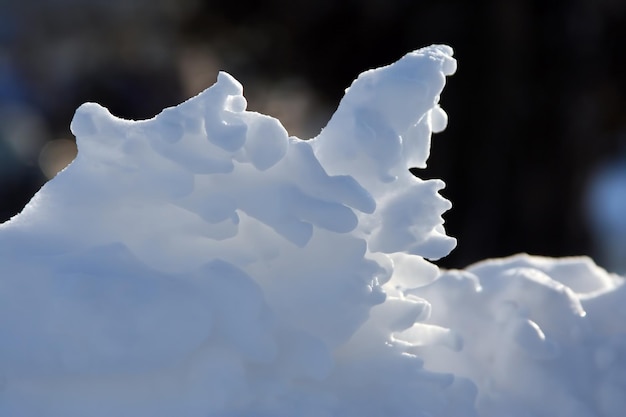 Primer plano de ventisqueros de nieve congelada