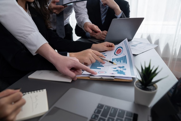 Foto primer plano para ver la mano usando una computadora portátil para analizar datos financieros en la oficina de armonía