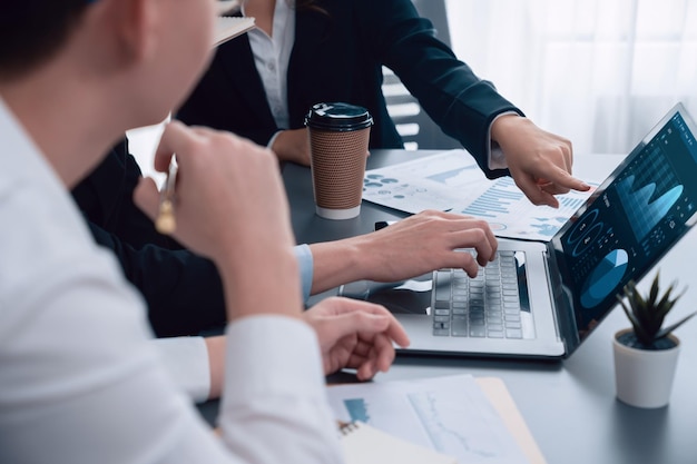 Primer plano para ver la mano usando una computadora portátil para analizar datos financieros en la oficina de armonía