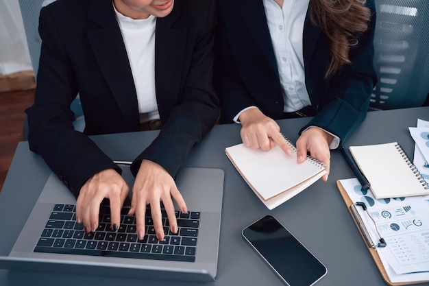 Primer plano para ver la mano usando una computadora portátil para analizar datos financieros en la oficina de armonía