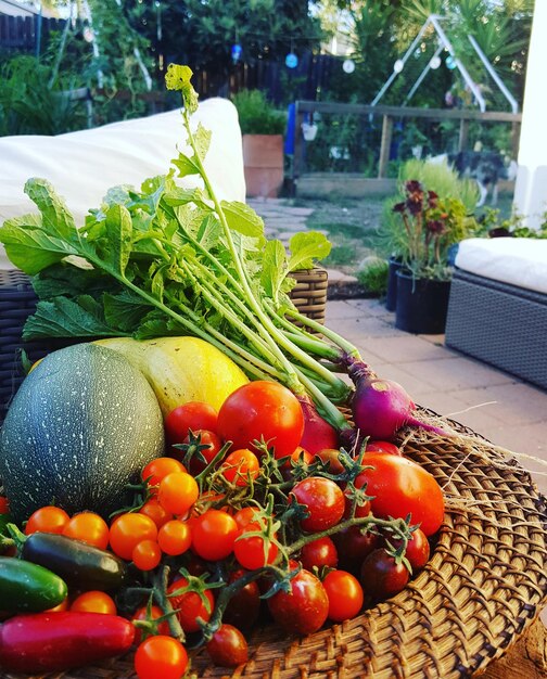 Primer plano de las verduras en la canasta sobre la mesa