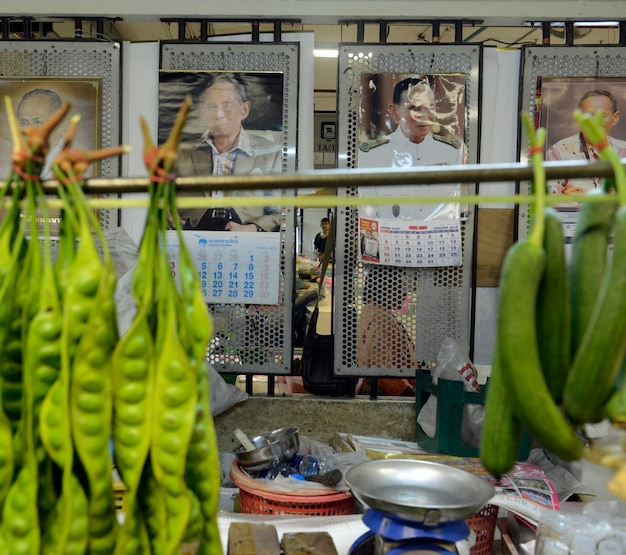 Foto primer plano de verduras colgadas en un puesto de mercado para la venta