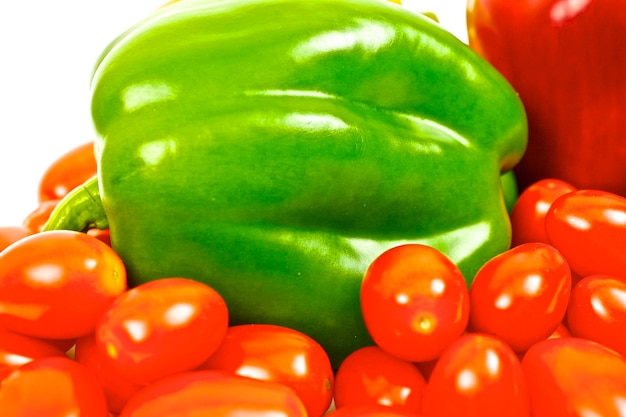 Primer plano de verduras de colores contra un fondo blanco