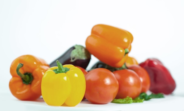 Primer plano de verduras frescas aislado sobre un fondo blanco.