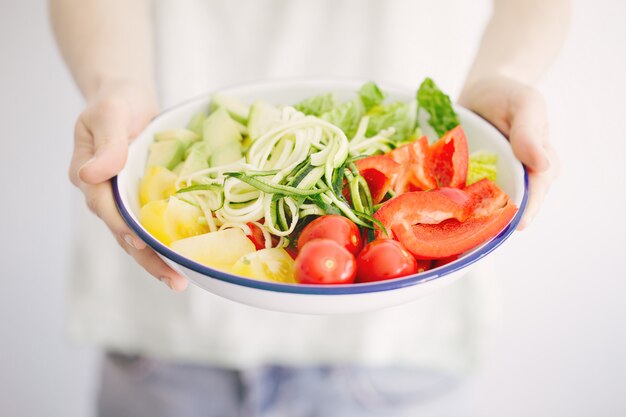 Primer plano de verduras frescas en ensalada