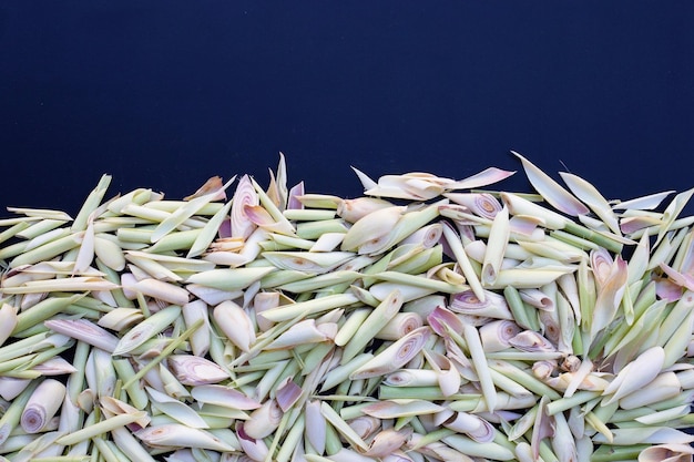 Primer plano de verduras frescas en el mercado contra un fondo azul