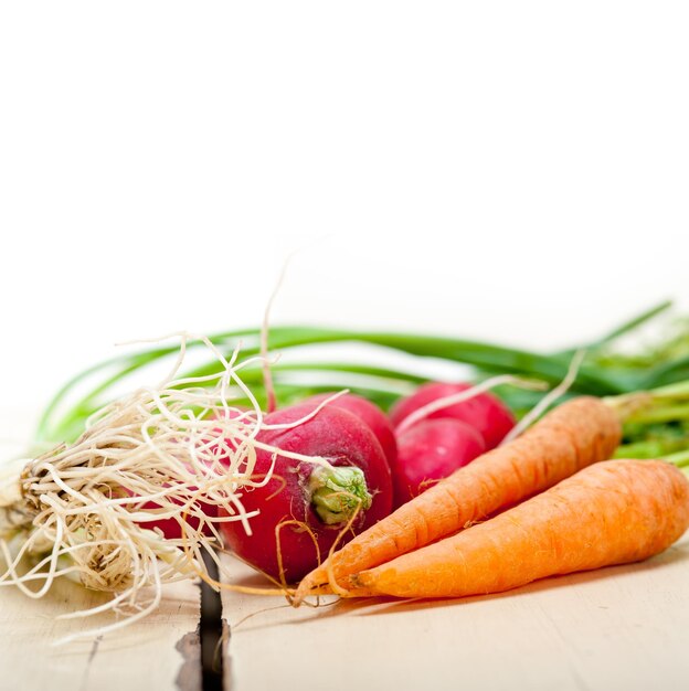 Primer plano de verduras frescas en la mesa contra un fondo blanco