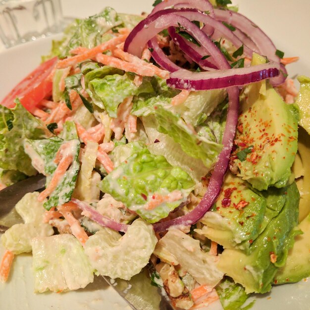 Foto primer plano de verduras frescas en plato