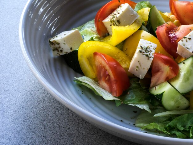 Primer plano de verduras picadas en un cuenco