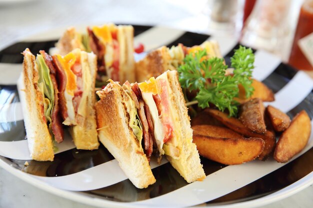 Foto primer plano de verduras picadas en un plato sobre la mesa