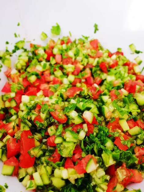 Primer plano de verduras picadas en un plato