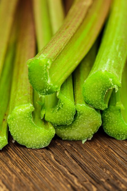 Foto primer plano de verduras picadas en la tabla de cortar