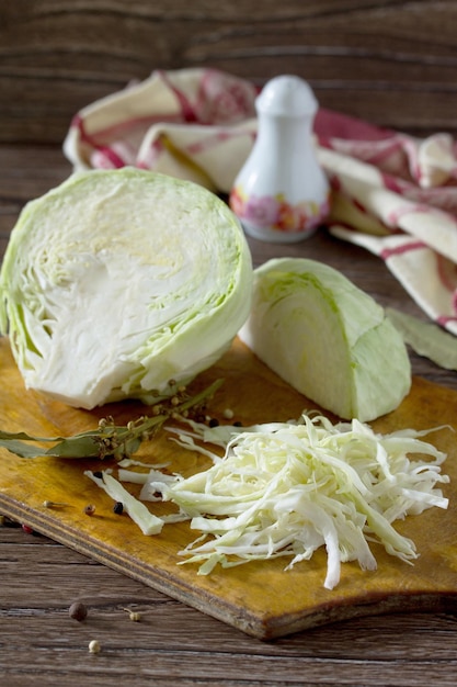 Primer plano de verduras picadas en la tabla de cortar