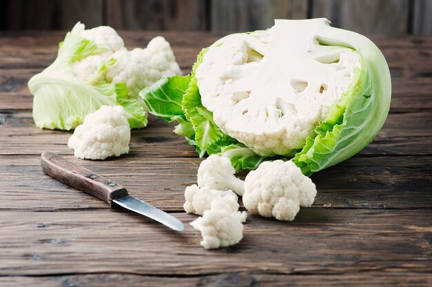 Foto primer plano de verduras picadas en la tabla de cortar