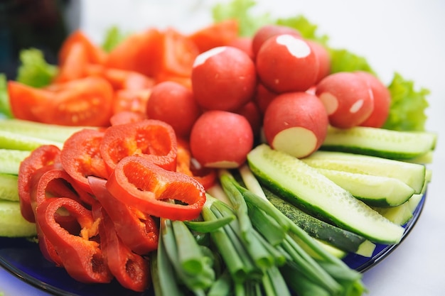 Primer plano de las verduras en el plato sobre la mesa