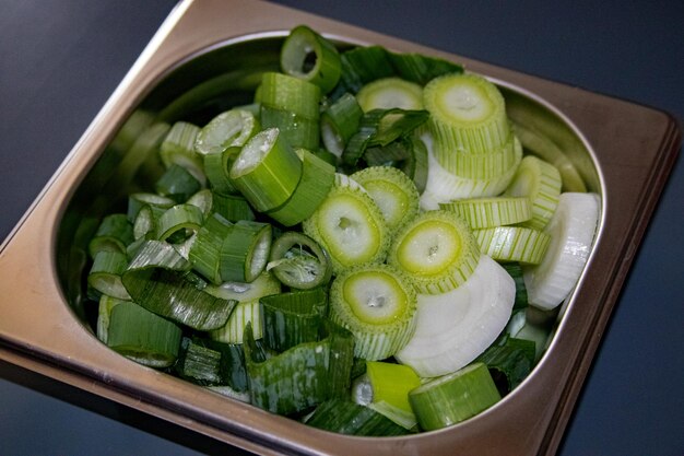 Foto primer plano de las verduras en el plato sobre la mesa