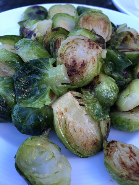 Foto primer plano de las verduras en el plato