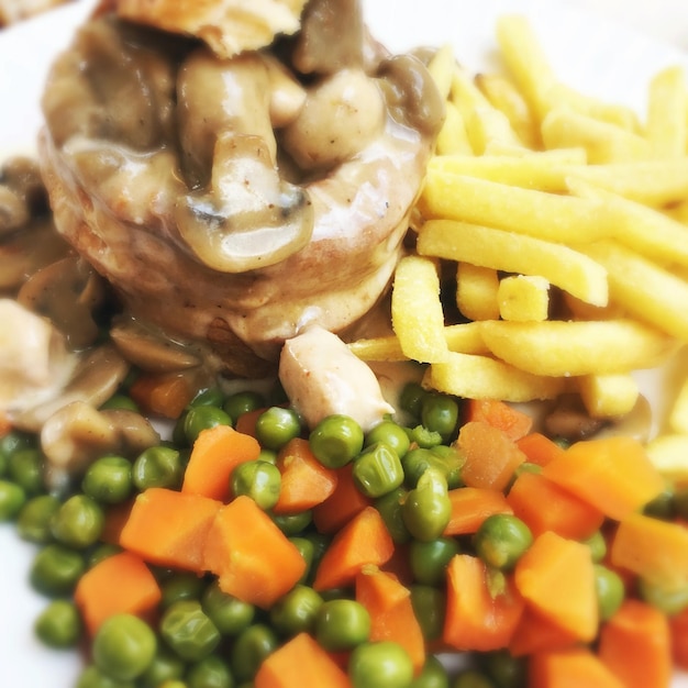 Foto primer plano de las verduras en el plato