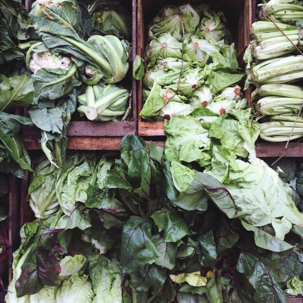 Foto primer plano de verduras en el puesto del mercado