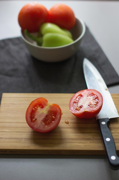 Foto primer plano de las verduras en la tabla de cortar