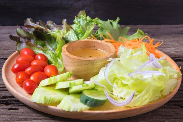 Foto primer plano de las verduras en un tazón sobre la mesa