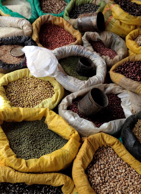 Foto primer plano de verduras para la venta en el mercado