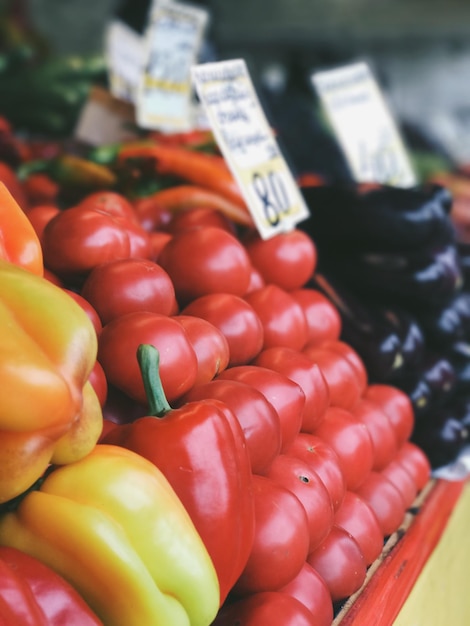 Primer plano de verduras para la venta en el puesto del mercado