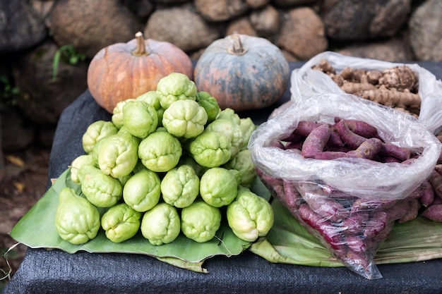 Primer plano de verduras para la venta en el puesto del mercado