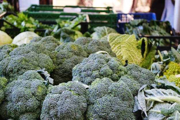 Foto primer plano de verduras para la venta en el puesto del mercado