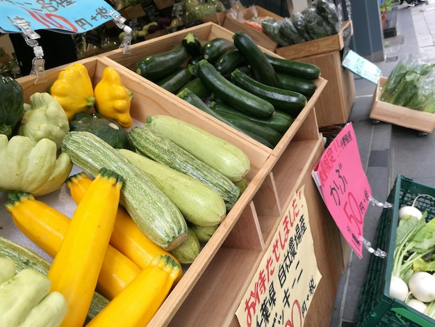 Foto primer plano de verduras para la venta en el puesto del mercado