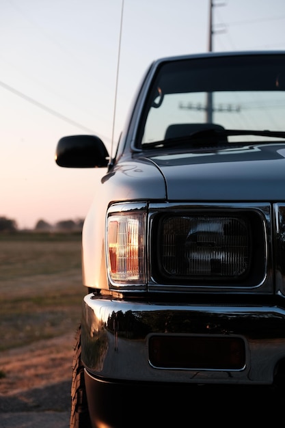 Foto primer plano vertical de un faro de un automóvil