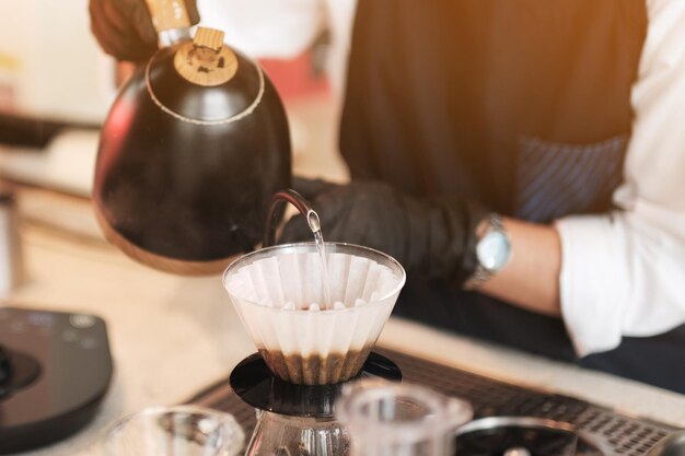 Primer plano de vertido de café en la taza