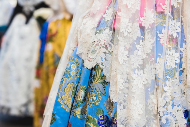 Primer plano de un vestido multicolor para la venta