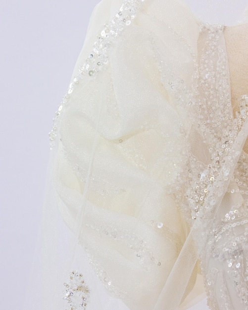 Un primer plano de un vestido de novia con lentejuelas en la espalda