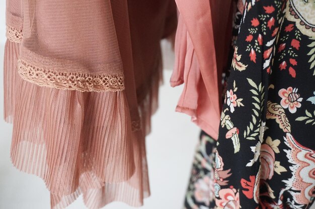 Primer plano de los vestidos