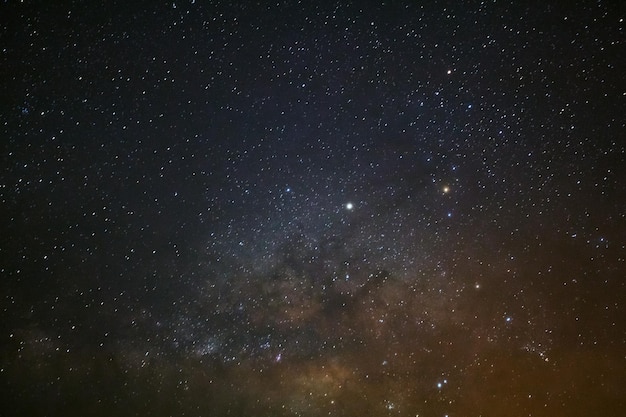 Primer plano de la Vía Láctea Fotografía de larga exposición con grano