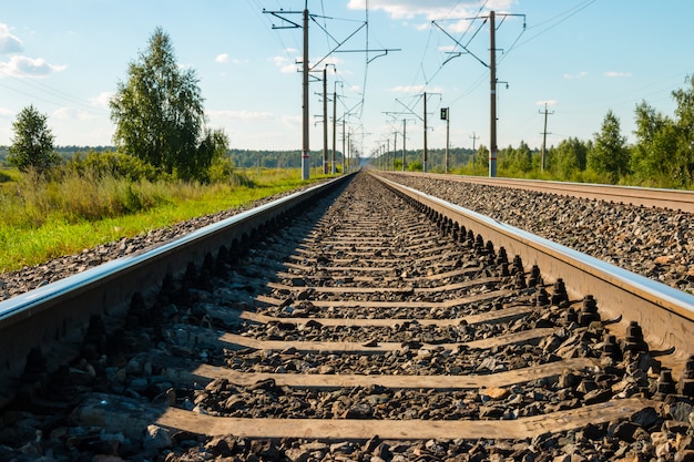 Primer plano de las vías del ferrocarril