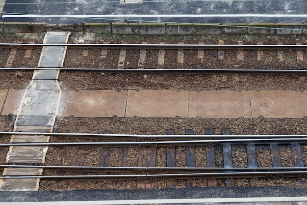 Primer plano de las vías del tren