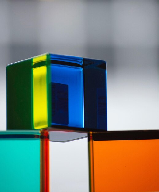 Foto primer plano de vidrio multicolor en la mesa